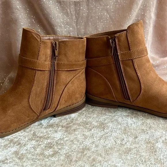 Brand New Michael Kors Ankle Bootie Zip Up Boots Round Toe Tan Gold Tone Accents