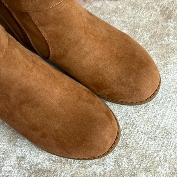 Brand New Michael Kors Ankle Bootie Zip Up Boots Round Toe Tan Gold Tone Accents