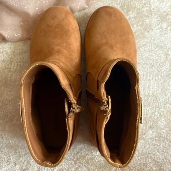 Brand New Michael Kors Ankle Bootie Zip Up Boots Round Toe Tan Gold Tone Accents