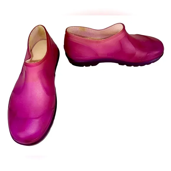 CHANEL RAIN BOOTIES IN PURPLE