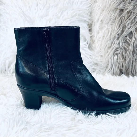 Clark Bendables 7.5 comfortable decorative leather healed ankle booties boots