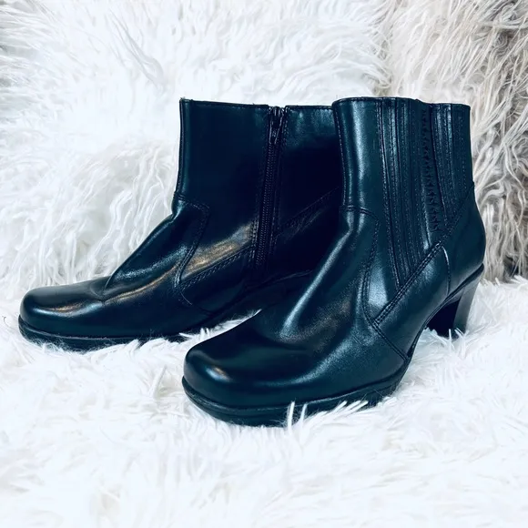 Clark Bendables 7.5 comfortable decorative leather healed ankle booties boots