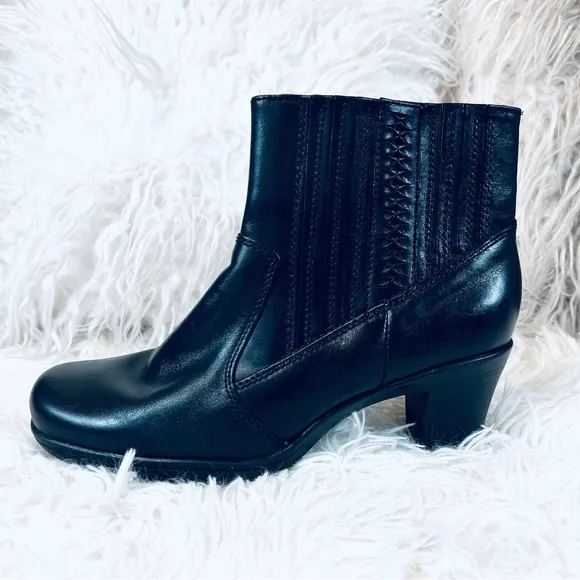 Clark Bendables 7.5 comfortable decorative leather healed ankle booties boots
