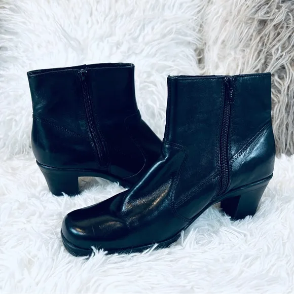 Clark Bendables 7.5 comfortable decorative leather healed ankle booties boots