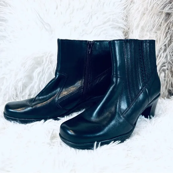 Clark Bendables 7.5 comfortable decorative leather healed ankle booties boots