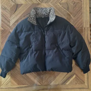 Cropped Black Puffer Jacket Soft Suede Leopard Print Collar Ribbed Cuffs Urban