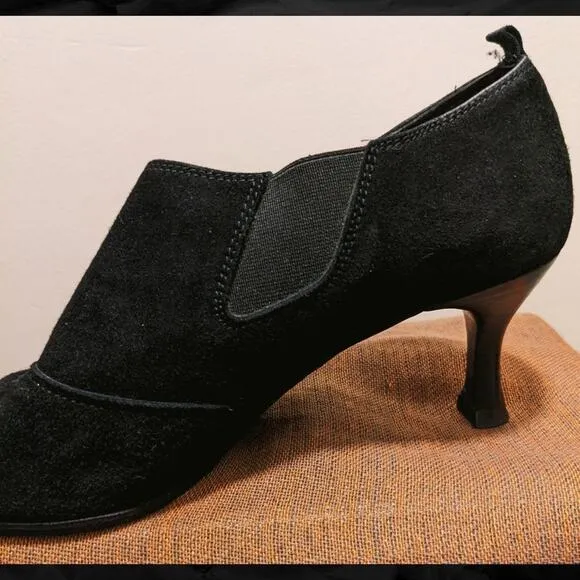Donald J Pliner Suede Zip Booties Narrow Snip Toe Louis Heel EUC