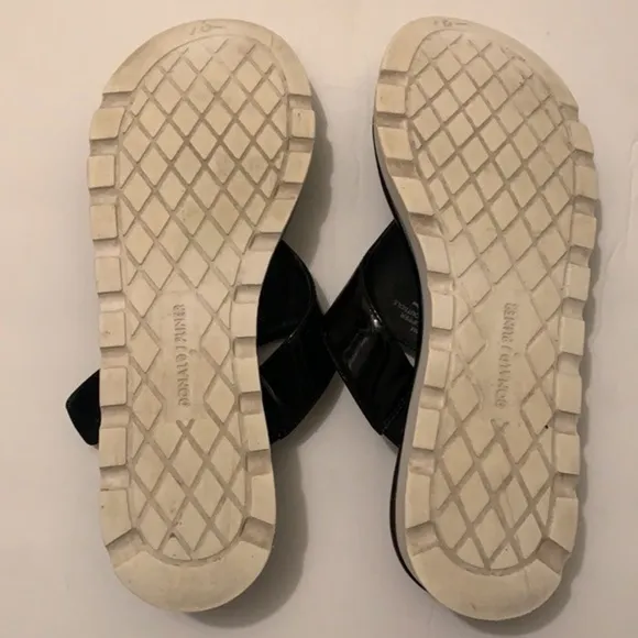 Donald Pliner black patent leather thong sandal flip flop in size 8