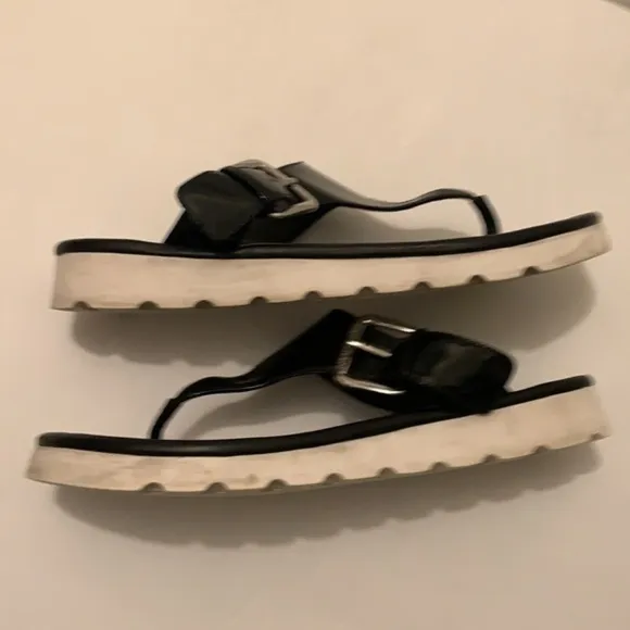 Donald Pliner black patent leather thong sandal flip flop in size 8