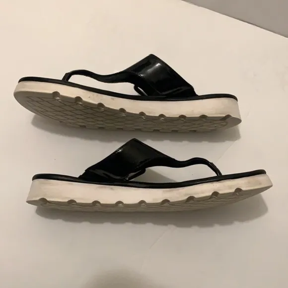 Donald Pliner black patent leather thong sandal flip flop in size 8
