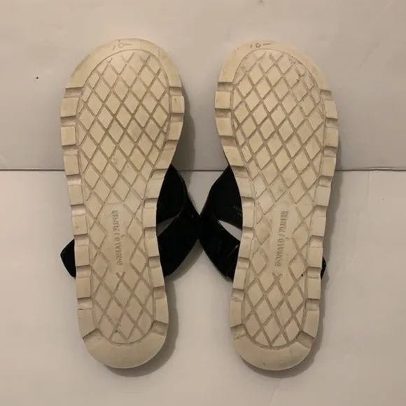 Donald Pliner black patent leather thong sandal flip flop in size 8
