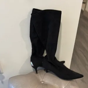 Donald Pliner Elegant Black Pointy Toe Knee-High Stretch Suede Boots Sz 7.5