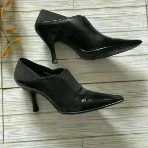 Donald Pliner women’s pointed toe Mato black leather elastic gusset booties