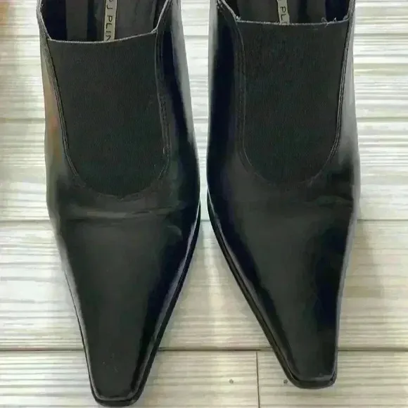 Donald Pliner women’s pointed toe Mato black leather elastic gusset booties