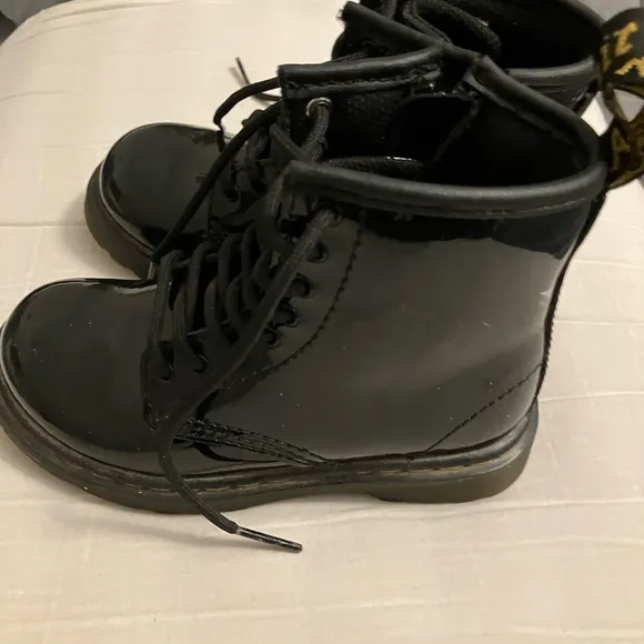 Dr Martens black JUNIOR 1460 PATENT LEATHER LACE UP BOOTS Az 9 $75