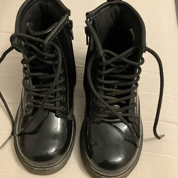 Dr Martens black JUNIOR 1460 PATENT LEATHER LACE UP BOOTS Az 9 $75
