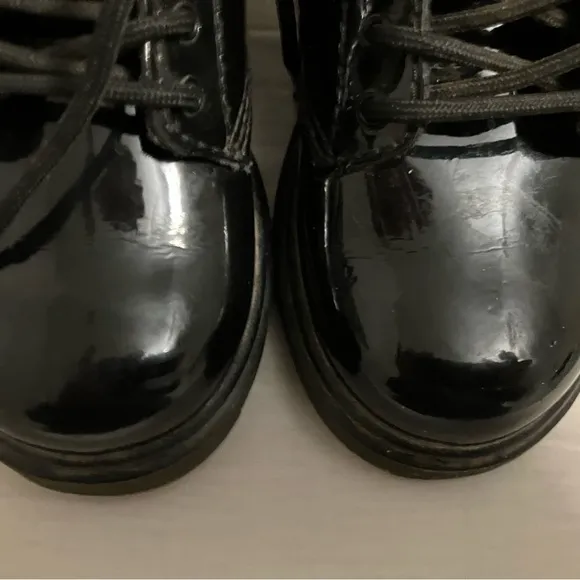 Dr Martens black JUNIOR 1460 PATENT LEATHER LACE UP BOOTS Az 9 $75