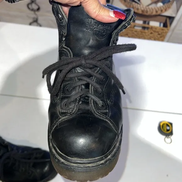 Dr. Martens black leather Grizzly lace up vintage 90s Y2K size 7