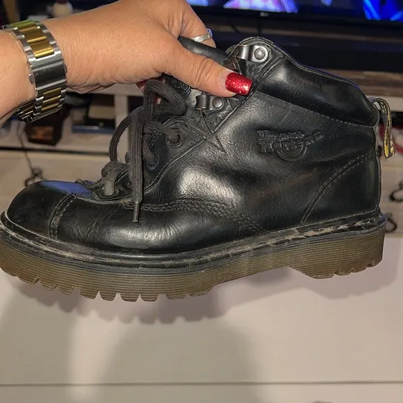 Dr. Martens black leather Grizzly lace up vintage 90s Y2K size 7