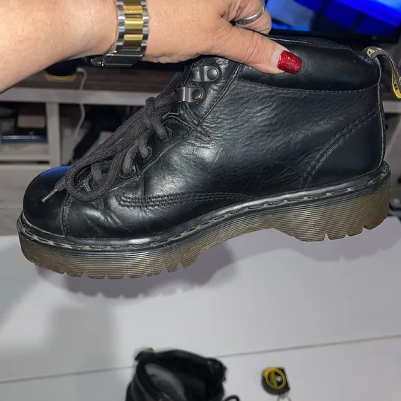 Dr. Martens black leather Grizzly lace up vintage 90s Y2K size 7