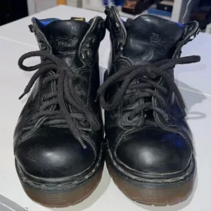 Dr. Martens black leather Grizzly lace up vintage 90s Y2K size 7