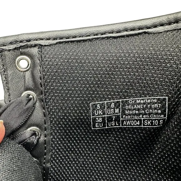 Dr Martens Delaney Heart Boots (6 Youth)