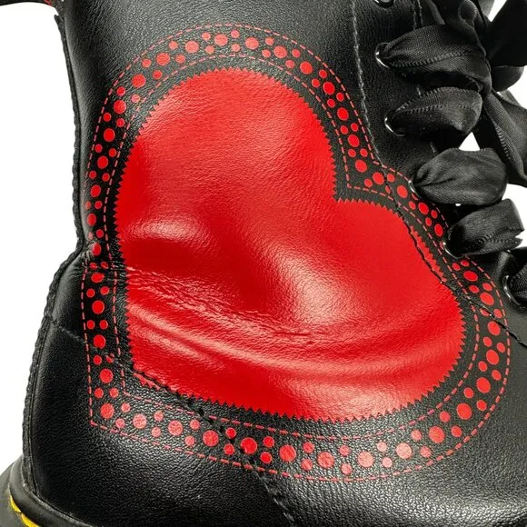 Dr Martens Delaney Heart Boots (6 Youth)