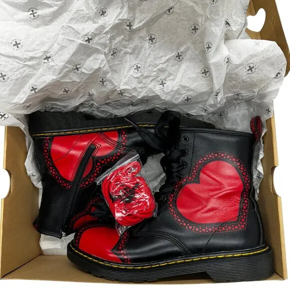 Dr Martens Delaney Heart Boots (6 Youth)