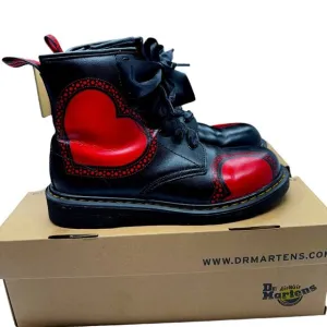 Dr Martens Delaney Heart Boots (6 Youth)