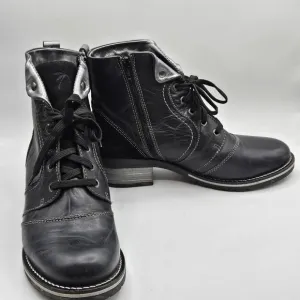 Dromedaris Leather Short Padded Lace-Up Boots Kara Black and Silver 40 / 9.5/10