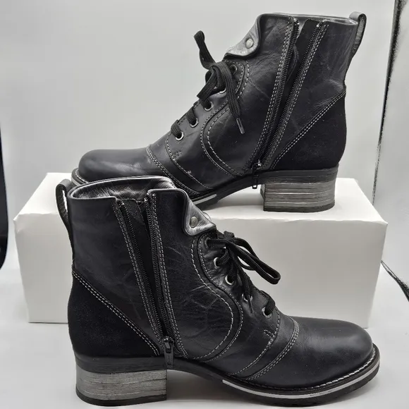 Dromedaris Leather Short Padded Lace-Up Boots Kara Black and Silver 40 / 9.5/10