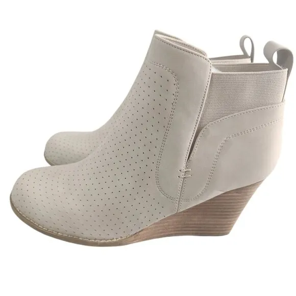 DV By Dolce Vita Gerdy Bootie Beige Size 10 Perforated Wedge Heel Ankle Boots