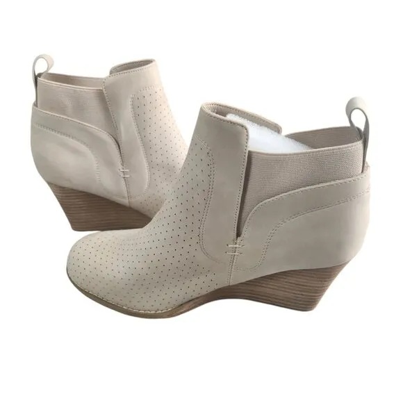 DV By Dolce Vita Gerdy Bootie Beige Size 10 Perforated Wedge Heel Ankle Boots