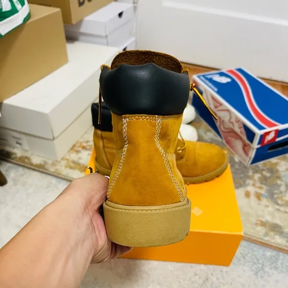 EUC Junior’s Size 6 (Euro Sz 39) Timberland Classic 6” Lace-up Boots In Wheat