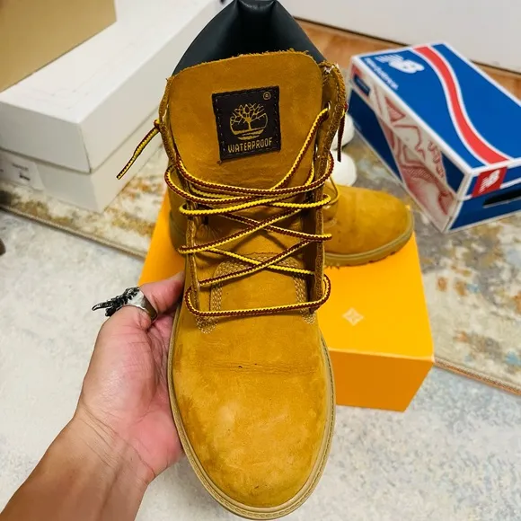 EUC Junior’s Size 6 (Euro Sz 39) Timberland Classic 6” Lace-up Boots In Wheat