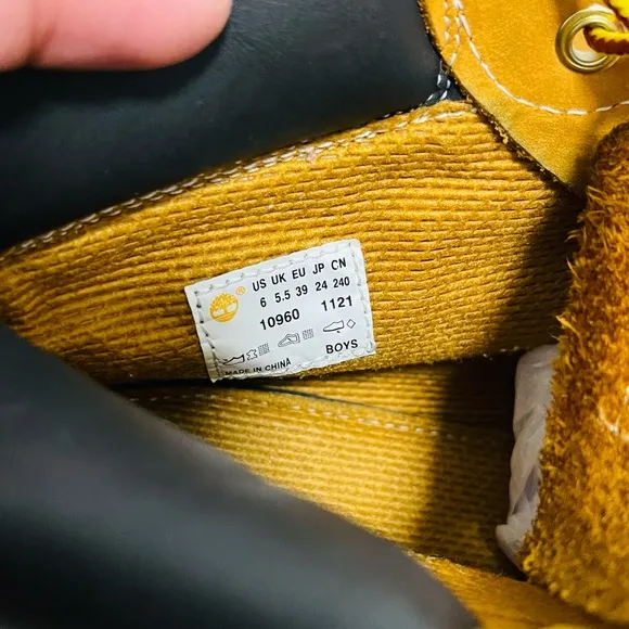 EUC Junior’s Size 6 (Euro Sz 39) Timberland Classic 6” Lace-up Boots In Wheat