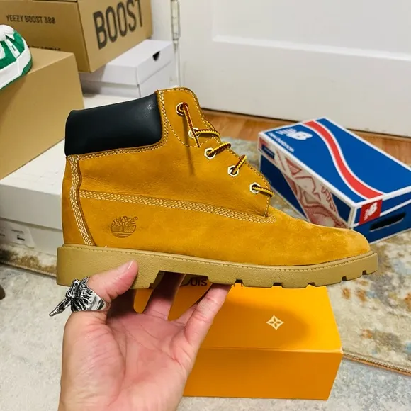 EUC Junior’s Size 6 (Euro Sz 39) Timberland Classic 6” Lace-up Boots In Wheat