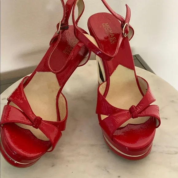 EUC MICHAEL KORS Red Patent Leather &amp; Gold Wedge stylish Platform Sandals Sz 8M