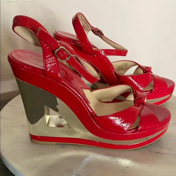 EUC MICHAEL KORS Red Patent Leather &amp; Gold Wedge stylish Platform Sandals Sz 8M