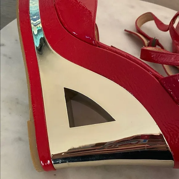 EUC MICHAEL KORS Red Patent Leather &amp; Gold Wedge stylish Platform Sandals Sz 8M