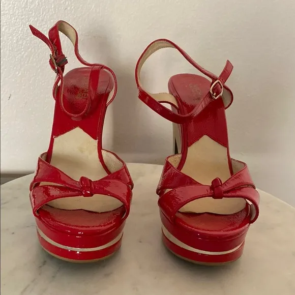 EUC MICHAEL KORS Red Patent Leather &amp; Gold Wedge stylish Platform Sandals Sz 8M