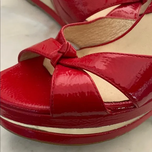 EUC MICHAEL KORS Red Patent Leather &amp; Gold Wedge stylish Platform Sandals Sz 8M