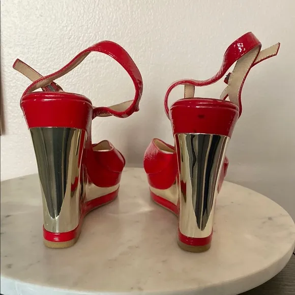 EUC MICHAEL KORS Red Patent Leather &amp; Gold Wedge stylish Platform Sandals Sz 8M