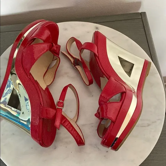 EUC MICHAEL KORS Red Patent Leather &amp; Gold Wedge stylish Platform Sandals Sz 8M