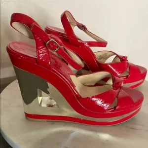 EUC MICHAEL KORS Red Patent Leather &amp; Gold Wedge stylish Platform Sandals Sz 8M