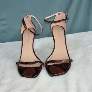 EUC STUART WEITZMAN Amelina Snake Print Leather Sandal Women Size 8 Stiletto
