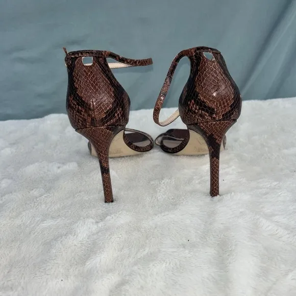 EUC STUART WEITZMAN Amelina Snake Print Leather Sandal Women Size 8 Stiletto