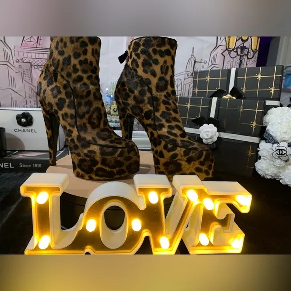 EUC💝💞Laurence Decade Ankle Boots.