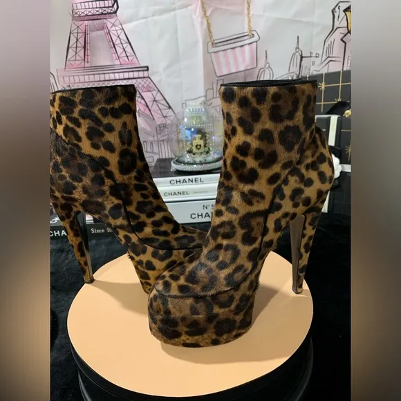 EUC💝💞Laurence Decade Ankle Boots.