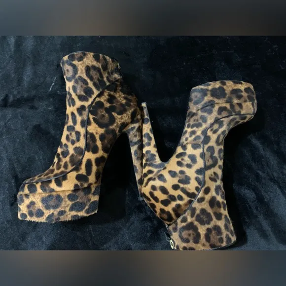 EUC💝💞Laurence Decade Ankle Boots.